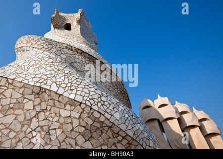 Sculture di architetto Antoni Gaudi su Casa Mila tetto, Barcellona, in Catalogna, Spagna Foto Stock