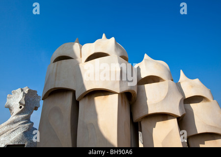 Sculture di architetto Antoni Gaudi su Casa Mila tetto, Barcellona, in Catalogna, Spagna Foto Stock