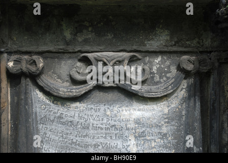 Parte di un secolo XVII memorial in Greyfriars Kirkyard, Edimburgo. Foto Stock