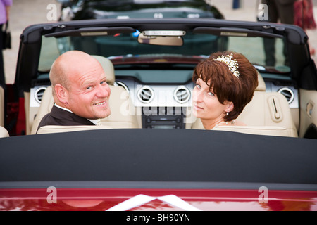 Sposa e lo sposo in auto Foto Stock