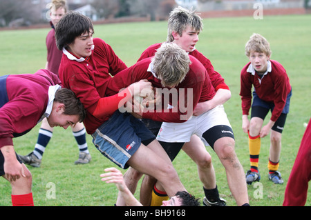 Ragazzi adolescenti giocando una partita di rugby, educazione fisica sport e giochi nella scuola secondaria, Wales UK Foto Stock