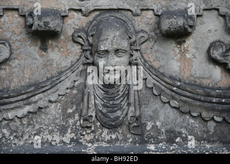 Dettaglio dalla tomba di Sir Robert Dennistoun di Mountjoy nel Greyfriars Kirkyard a Edimburgo. Foto Stock