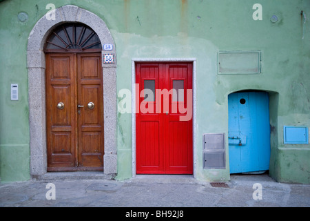 Porte di casa a Porto, l'Isola del Giglio, Mare Mediterraneo, Italia Foto Stock