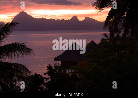 Tramonto a Papeete con l'Isola di Moorea sullo sfondo, Tahiti, Polinesia Francese Foto Stock