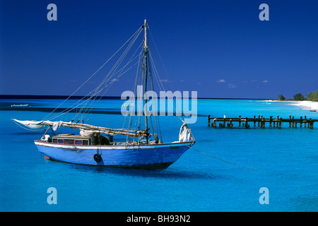 Barca in laguna turchese, Caraibi, Isole Turks e Caicos Foto Stock