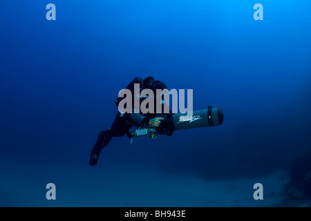 Rebreather Diver con gli scooter, Ponza, Mare Mediterraneo, Italia Foto Stock