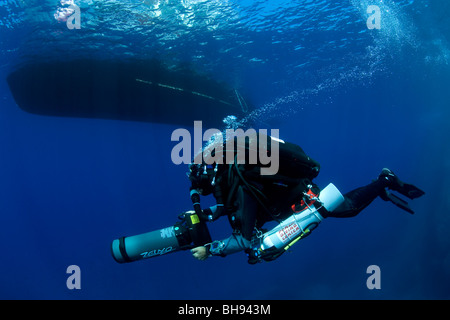 Rebreather Diver con gli scooter, Ponza, Mare Mediterraneo, Italia Foto Stock