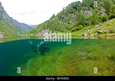 Immersioni subacquee a Lago del sambuco, Lavizzara Valley, Ticino , Svizzera Foto Stock