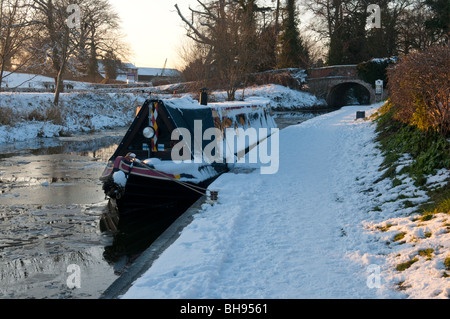 Restringere la barca ormeggiata su congelati Llangollen Canal in inverno ,Ellesmere, North Shropshire, Inghilterra, Regno Unito Foto Stock