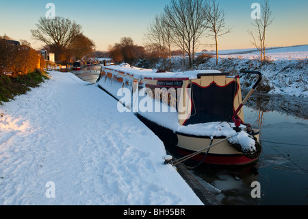 Strette barche ormeggiate sulla congelati Llangollen Canal in inverno a Ellesmere, Shropshire, Inghilterra, Regno Unito Foto Stock