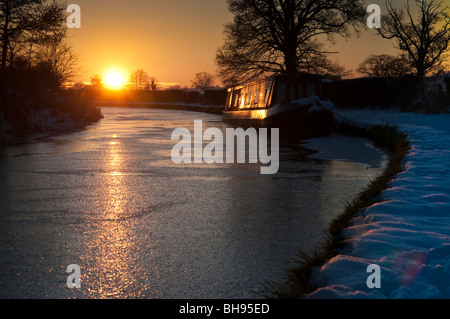 Tramonto sulla congelati Llangollen canal a Ellesmere, Shropshire, England, Regno Unito Foto Stock