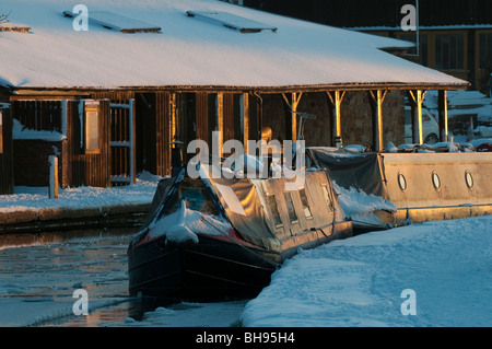 Tramonto in inverno in Llangollen Canal a Ellesmere cantiere, Shropshire Foto Stock