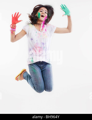 Donna con palme colorate jumping Foto Stock