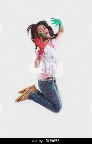 Donna con palme colorate jumping Foto Stock