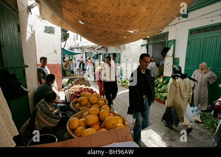 Frutti per la vendita ad un frutto in stallo lungo uno dei tanti vicoli stretti presso la casbah in Tetuon, Marocco Foto Stock