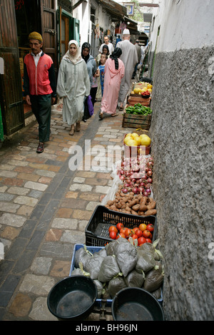 Frutta e verdura in vendita a una pressione di stallo di frutta lungo uno dei tanti vicoli stretti presso la casbah in Tetuon, Marocco Foto Stock