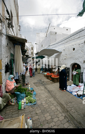 Frutti per la vendita ad un frutto in stallo lungo uno dei tanti vicoli stretti presso la casbah in Tetuon, Marocco Foto Stock