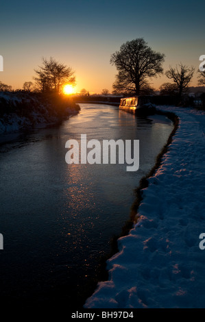 Tramonto sulla congelati Llangollen canal a Ellesmere, Shropshire, England, Regno Unito Foto Stock