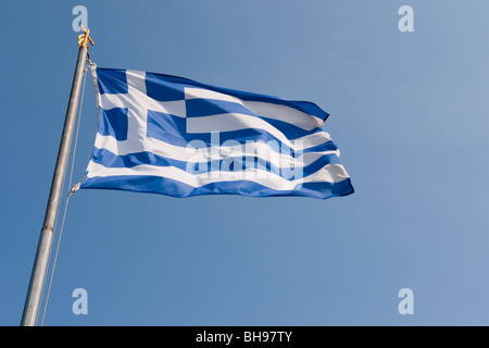 Bandiera Greca al vento nella parte anteriore di un cielo blu Foto Stock