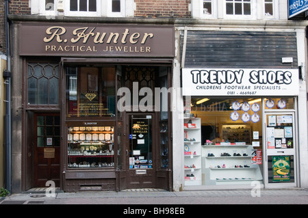 Vecchio e nuovo shop fronti di High Street, Bromley, Kent, Inghilterra Foto Stock