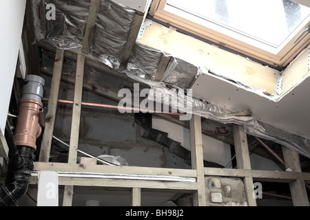 Termo isolamento riflettente in un nuovo vuoto sul tetto di una casa in estensione Foto Stock