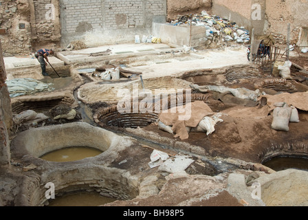 Marrakech concerie che mostra i lavoratori in Cuoio concia di pelli. Foto Stock