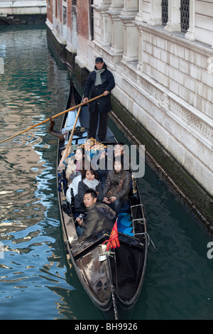 I turisti cinesi su una vista-visto il viaggio in gondola veneziana, Venezia, Italia Foto Stock