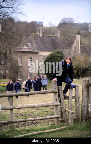 Un piccolo gruppo su una vacanza a piedi in Cotswolds, GLOUCESTERSHIRE REGNO UNITO Foto Stock