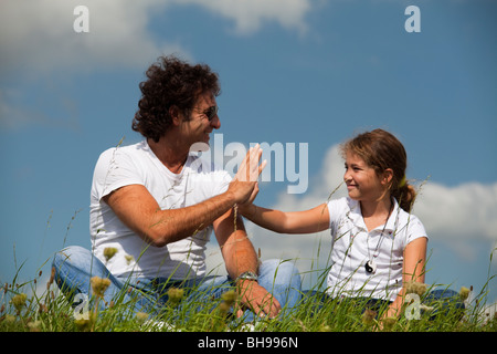 Padre e figlia di toccare le mani Foto Stock