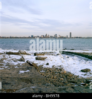 Il lago Erie e dello skyline di Buffalo come esso si unisce il fiume Niagara dal lato canadese a Fort Erie, Ontario Canada KATHY DEWITT Foto Stock