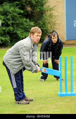 Giovane con difficoltà di apprendimento svolge il cricket, come parte di un Sport possibilità giorno North Yorkshire. Foto Stock