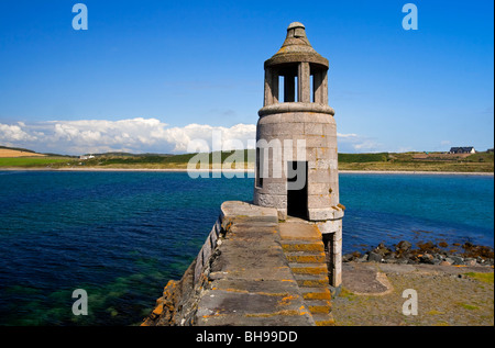 Port Logan in Rhins di Galloway in Dumfries and Galloway nel sud-ovest della Scozia con il granito faro costruito nel 1830 Foto Stock