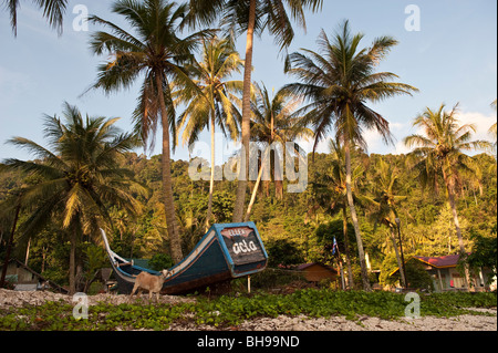 Barca sulla spiaggia Gapang, Pulau Weh, Sumatra, Indonesia. Foto Stock