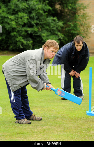 Giovane con difficoltà di apprendimento svolge il cricket, come parte di un Sport possibilità giorno North Yorkshire. Foto Stock