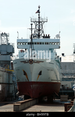 Il R/V Thomas G. Thompson, un oceano nave di ricerca, un galleggiamento bacino di carenaggio del porto di Seattle, undergong riparazioni Foto Stock