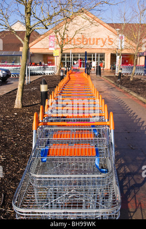 I carrelli di shopping in una linea di Sainsbury's supermercato nel Wiltshire Foto Stock