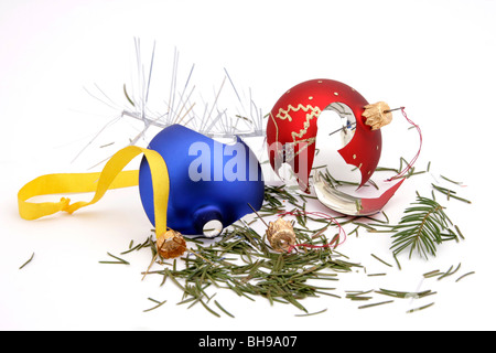 Distrutto rimane di palle di vetro e diverse decorazioni di Natale Foto Stock