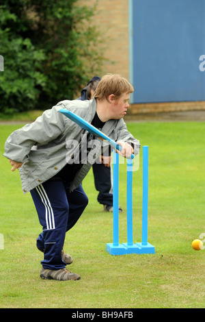 Giovane con difficoltà di apprendimento svolge il cricket, come parte di un Sport possibilità giorno North Yorkshire. Foto Stock