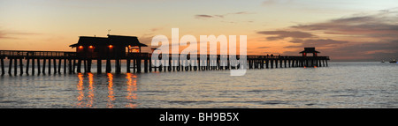 Tramonto sul molo sulla spiaggia di Napoli Napoli Florida USA Foto Stock