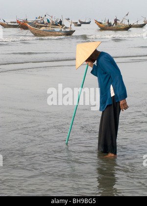 Il Vietnam la donna da una pesca Co-operative di lavoro nei pressi di MUI NE Foto © Julio Etchart Foto Stock