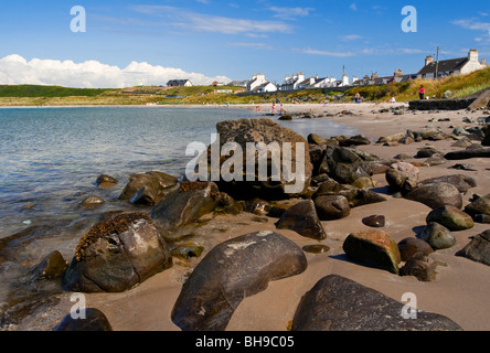 Port Logan in Rhins di Galloway in Dumfries and Galloway nel sud-ovest della Scozia con la spiaggia rocciosa in primo piano Foto Stock