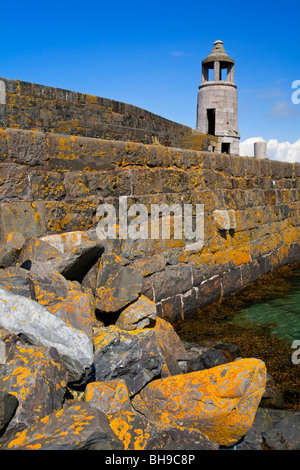 Port Logan in Rhins di Galloway in Dumfries and Galloway nel sud-ovest della Scozia con il granito faro costruito nel 1830 Foto Stock