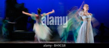 Cenerentola e la fata madrina ballare con verde fate in ballet jorgen stadio panorama di produzione Foto Stock