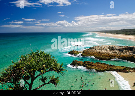 NORTH STRADBROKE ISLAND, Australia - a Point Lookout sull'isola Stradbroke, il punto più orientale del Queensland. North Stradbroke Island, appena fuori dalla capitale del Queensland, Brisbane, è la seconda isola di sabbia più grande del mondo e, con le sue miglia di spiagge sabbiose, una popolare destinazione estiva. Sede del popolo Quandamooka e di una ricca varietà di flora e fauna uniche, questa isola è una delle più grandi isole di sabbia del mondo e un tesoro naturale amato nel Queensland. Foto Stock