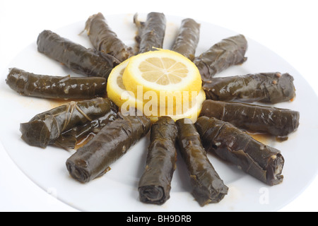 Le foglie di vite ripiene o dolmathes, un tradizionale mediterranea/impero ottomano piatto Foto Stock