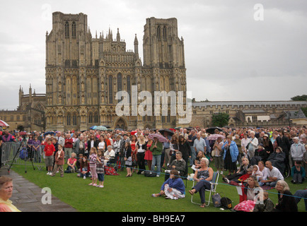 Persone in lutto guarda i funerali del veterano di guerra di Harry Patch su un grande schermo esterno Cattedrale di Wells, Somerset. Foto Stock