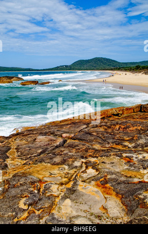 SOUTH WEST ROCKS, New South Wales, Australia - Trial Bay Beach si estende lungo la costa di South West Rocks, con le sue sabbie dorate e le sue acque cristalline. La spiaggia, conosciuta per il suo significato storico e la sua bellezza naturale, offre vedute delle vicine rovine della prigione di Trial Bay. Foto Stock