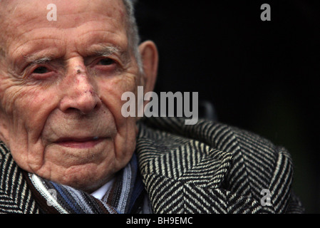 L'ultimo tommy Harry Patch durante una visita alla sua Chiesa locale a Wells, Somerset sul ricordo domenica 2008. Foto Stock