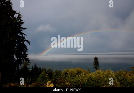Rainbow oltre lo stretto di Georgia da nord di Nanaimo Isola di Vancouver BC Canada e vista verso Lasqueti e isole Texada Foto Stock