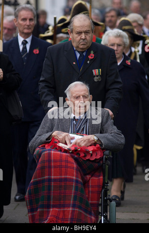 L'ultimo tommy Harry Patch durante una visita alla sua Chiesa locale a Wells, Somerset sul ricordo domenica 2008. Foto Stock